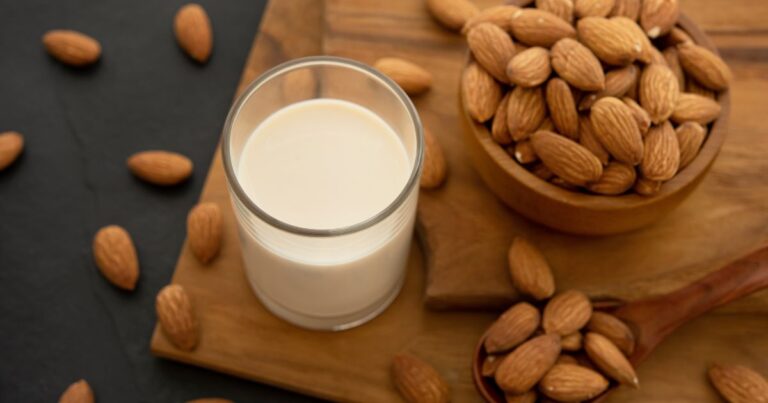 Almond Milk (นมอัลมอนด์) มีประโยชน์อย่างไร เหมาะกับใครบ้าง?